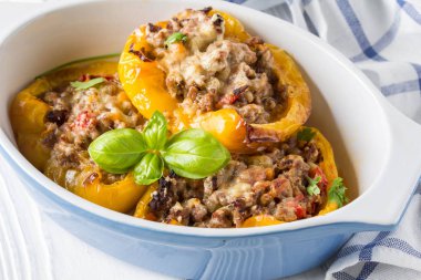 Sarı bell biber dolması, doldurma sebze ve peynir ile sığır eti güveç. Hafif ahşap arka plan