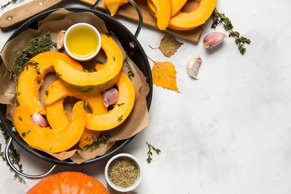 Cooking Baked Pumpkin Thyme Olive Oil Garlic Delicious Autumn Dish — Stock Photo, Image