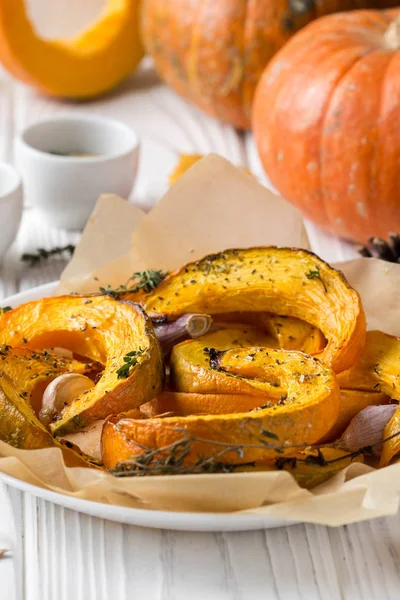 Gebackener Kürbis Mit Thymian Olivenöl Und Knoblauch Leckeres Herbstgericht Auf — Stockfoto