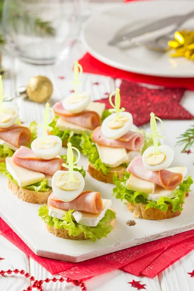 Canapés Navidad Sobre Pan Con Queso Brie Camembert Jamón Huevo —  Fotos de Stock