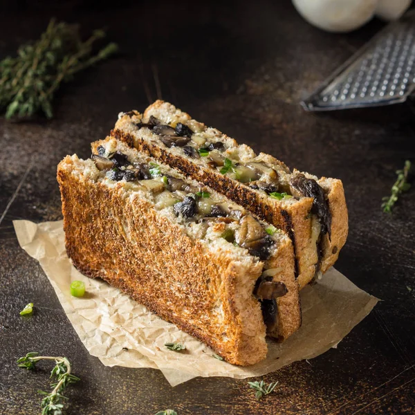 Horký Sendvič Žampiony Sýr Zelené Cibule Chutný Oběd Podzimní Jídlo — Stock fotografie