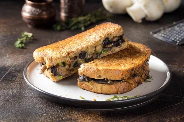Гарячий Бутерброд Грибами Сиром Зеленою Цибулею Смачний Обід Осіння Їжа — стокове фото