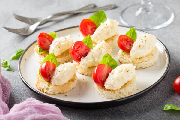 Canapés Con Mousse Queso Tomate Cherry Albahaca Pequeño Sándwich Sobre —  Fotos de Stock