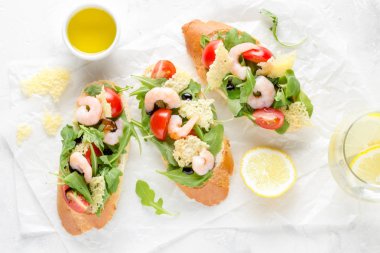 Bruschetta roka, karides, cherry domates, peynir cips ve balsamik. Öğle yemeği için üç lezzetli açık sandviçler