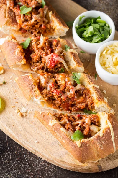 Baguette Recheado Com Ragu Bolonhesa Carne Picada Tomates Queijo Delicioso — Fotografia de Stock