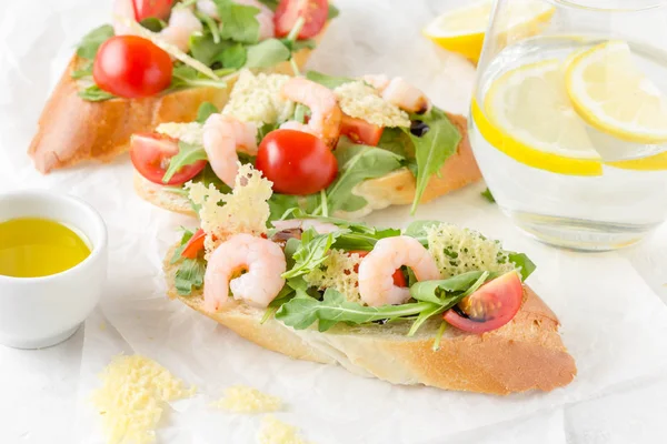 Bruschetta Med Ruccola Räkor Körsbärstomater Ost Chips Och Balsamvinäger Tre — Stockfoto