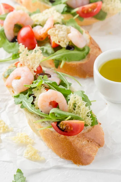 Bruschetta Roquette Crevettes Tomates Cerises Chips Fromage Balsamique Trois Délicieux — Photo