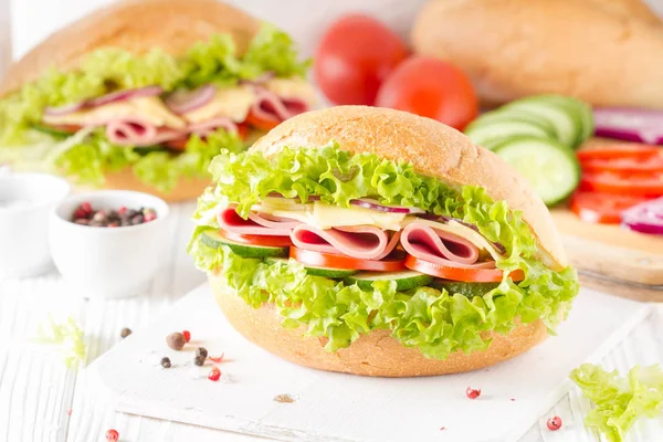 Gesloten Sandwich Een Broodje Met Ham Kaas Sla Tomaat Komkommer — Stockfoto