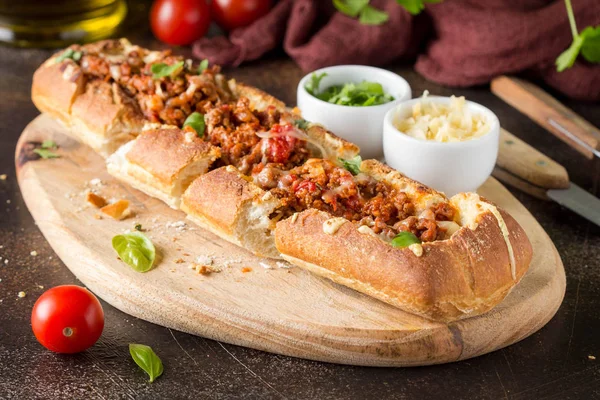 Baguette Töltött Darált Marhahús Paradicsom Sajt Bolognai Raguval Egy Finom — Stock Fotó