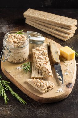 Ton balığı pate ile yumurta, peynir bir kavanoz ve gevrek ekmek. Balık rillette, Diyet besin maddeleri sağlıklı snack