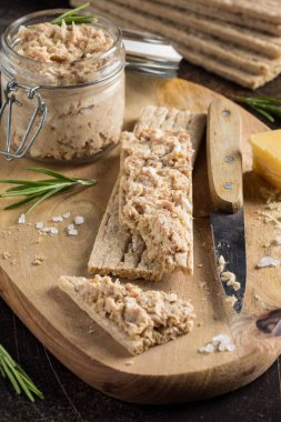 Ton balığı pate ile yumurta, peynir bir kavanoz ve gevrek ekmek. Balık rillette, Diyet besin maddeleri sağlıklı snack