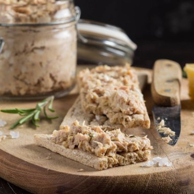 Ton balığı pate ile yumurta, peynir bir kavanoz ve gevrek ekmek. Balık rillette, Diyet besin maddeleri sağlıklı snack