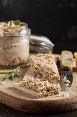 Ton balığı pate ile yumurta, peynir bir kavanoz ve gevrek ekmek. Balık rillette, Diyet besin maddeleri sağlıklı snack