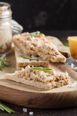 Ton balığı pate ile yumurta, peynir bir kavanoz ve gevrek ekmek. Balık rillette, Diyet besin maddeleri sağlıklı snack