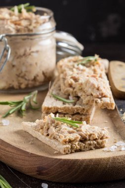 Ton balığı pate ile yumurta, peynir bir kavanoz ve gevrek ekmek. Balık rillette, Diyet besin maddeleri sağlıklı snack