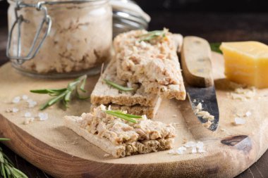 Ton balığı pate ile yumurta, peynir bir kavanoz ve gevrek ekmek. Balık rillette, Diyet besin maddeleri sağlıklı snack