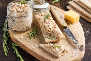 Ton balığı pate ile yumurta, peynir bir kavanoz ve gevrek ekmek. Balık rillette, Diyet besin maddeleri sağlıklı snack