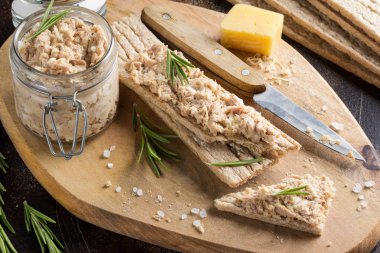 Ton balığı pate ile yumurta, peynir bir kavanoz ve gevrek ekmek. Balık rillette, Diyet besin maddeleri sağlıklı snack