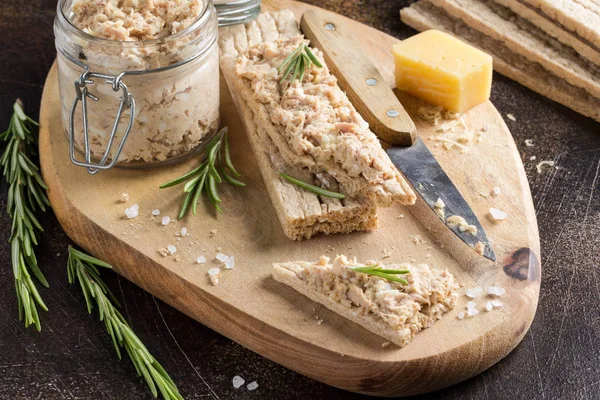 Thunfischpastete Mit Käse Glas Und Knusprigem Brot Fischrillette Gesunde Zwischenmahlzeit — Stockfoto