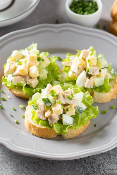 Sandwiches Con Ensalada Carne Calamar Pepino Huevo Queso Mayonesa Canapés — Foto de Stock