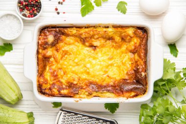 Kabarık omlet keklikotu ile kabak, sağlıklı kahvaltı, lezzetli güveç çocuklar pişmiş. Yemek pişirme içinde beyaz ahşap zemin üzerinde