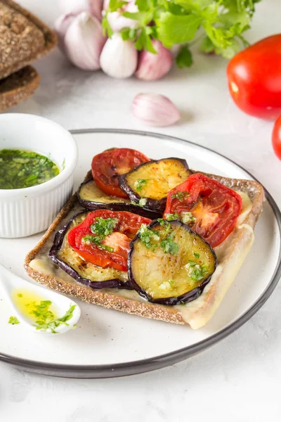 トマト チーズ 野菜とニンニクとオリーブ オイルのオープン サンドイッチ おいしいおやつ 手作りランチ 菜食主義の食糧 — ストック写真