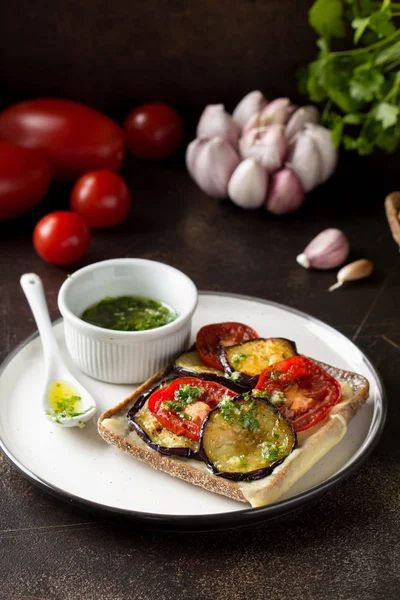 Sandwich Abierto Con Berenjena Tomate Queso Aceite Oliva Con Verduras — Foto de Stock