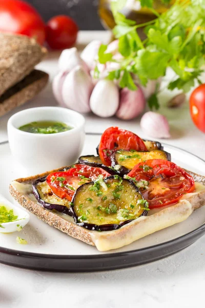 トマト チーズ 野菜とニンニクとオリーブ オイルのオープン サンドイッチ おいしいおやつ 手作りランチ 菜食主義の食糧 — ストック写真