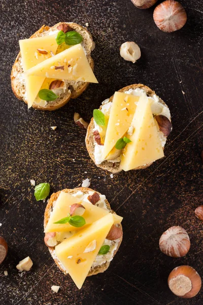 Canapés Sobre Pan Con Queso Avellanas Albahaca Delicioso Aperitivo Con — Foto de Stock