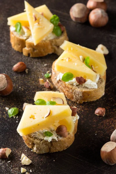 Canapés Sobre Pan Con Queso Avellanas Albahaca Delicioso Aperitivo Con — Foto de Stock