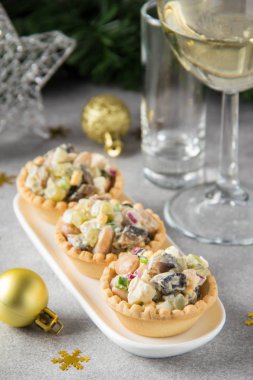 Bir tartı etli Rus salatası. Patates, yumurta, salatalık, soğan, mantar ve mayonez ile. Yeni yıl tablo, Noel meze için Olivier