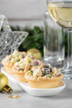 Bir tartı etli Rus salatası. Patates, yumurta, salatalık, soğan, mantar ve mayonez ile. Yeni yıl tablo, Noel meze için Olivier