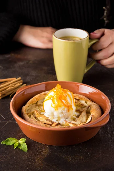 Tarta Manzana Con Helado Sobre Fondo Oscuro Delicioso Acogedor Postre — Foto de Stock