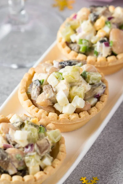 Russische Salade Met Vlees Een Taartje Met Aardappelen Komkommer Champignons — Stockfoto