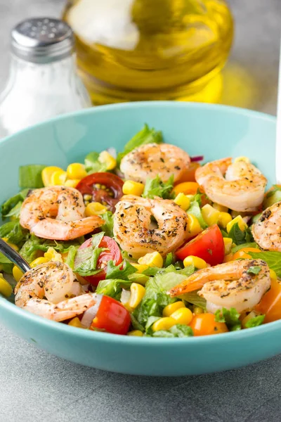 Salad Corn Fried Shrimp Cherry Tomatoes Red Onions Lettuce Blue — Stock Photo, Image