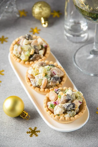 Russische Salade Met Vlees Een Taartje Met Aardappelen Komkommer Champignons — Stockfoto