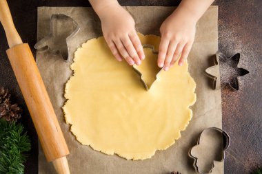 Çocuklar Noel kurabiyeleri, çerez kesici, aile gelenekleri, lezzetli tatlı tatil gıda ile hamur kesme pişirme