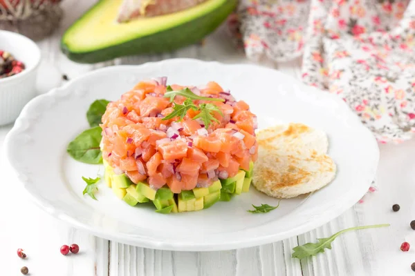 Laxtartar Med Rödlök Avokado Ruccola Och Bröd Rostat Bröd Vackra — Stockfoto