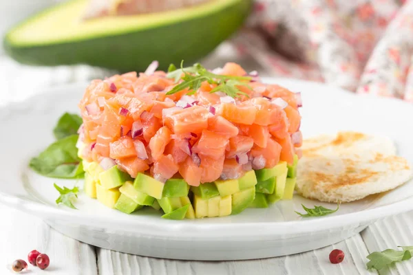 Tartar Salmón Con Cebolla Roja Aguacate Rúcula Pan Tostado Hermosa —  Fotos de Stock