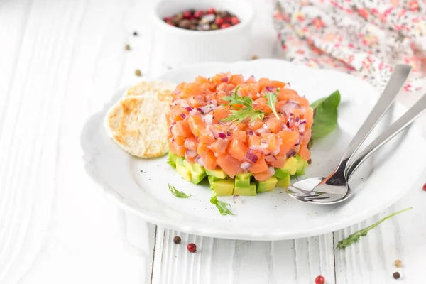 Laxtartar Med Rödlök Avokado Ruccola Och Bröd Rostat Bröd Vackra — Stockfoto