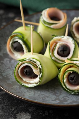 Salatalık rulo jambon, krem peynir ve siyah zeytin ile. Lezzetli marş, meze şiş şarap için. Noel tatili ya da parti için gıda