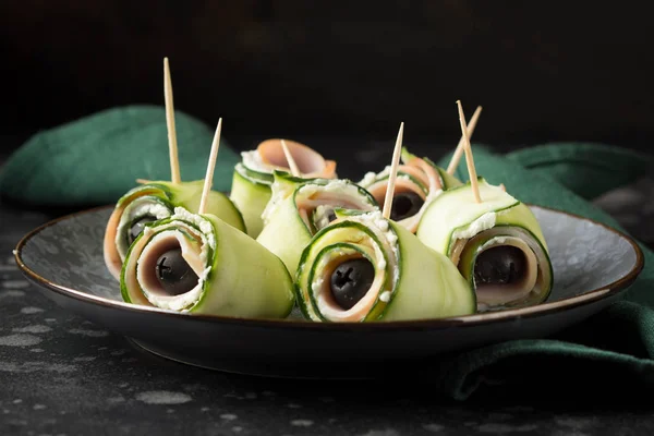 Rolo Pepino Com Presunto Queijo Creme Azeitona Preta Entrada Deliciosa — Fotografia de Stock