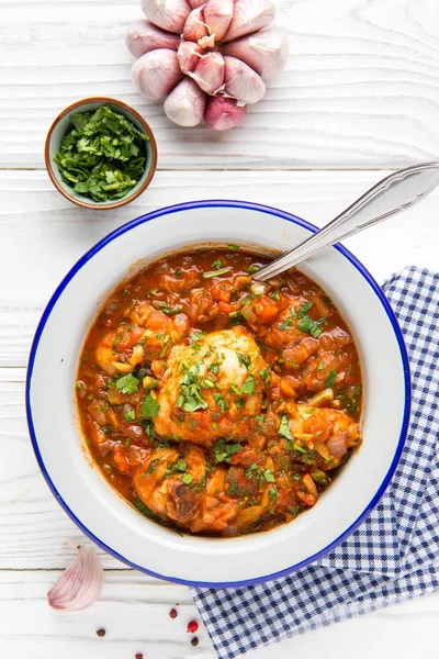 ハーブ 玉ねぎ コリアンダー パセリ ミント 伝統的なオリエンタル料理 Chakhokhbili 美味しい自家製トマトソース チキンします 明るい背景に — ストック写真