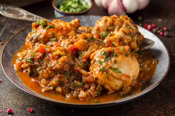 ハーブ 玉ねぎ コリアンダー パセリ ミント 伝統的なオリエンタル料理 Chakhokhbili 美味しい自家製トマトソース チキンします 暗い背景に — ストック写真