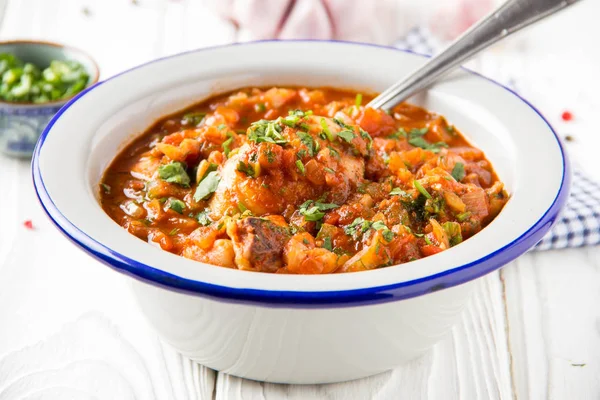 Kip Tomatensaus Met Kruiden Uien Koriander Peterselie Mint Traditionele Oosterse — Stockfoto