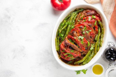 Siyah zeytin, domates, taze fasulye ile bütün domuz eti ev yapımı sıcak kış çanak bir tencerede pişirdim. Noel yemek, lezzetli ana yemek