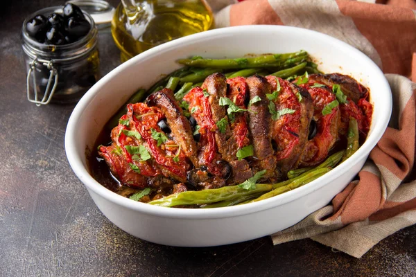 用西红柿 绿豆和黑橄榄烤整块猪肉 在锅里吃自制的舒适冬菜 圣诞食品 美味的主菜 — 图库照片