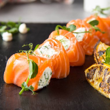 Somon balığı dolması ile krem peynir ve otlar, güzel Aperatif, zarif yemek menüsü için alır. Lezzetli yemek