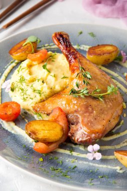 Patates püresi ve sos, servis, lezzetli yemek, doyurucu yemek güzel restoran ile Fırında ördek bacak