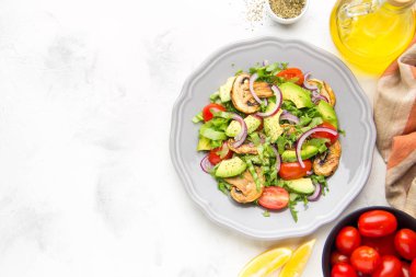 Taze bahar mantar, domates, soğan ve avokado salatası. Lezzetli vejetaryen yemek, sağlıklı gıda